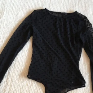  - En super snygg body från Bik Vok, knappt använda. Bodyn är i bra skick och sitter super snyggt på kroppen. Den är i vanlig storlek. Frakt tillkommer och plagget behövs skickas. 