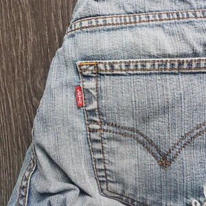  - Levis shorts i vad jag tror är storkek S. Står ingen storlek i dem men om du är en xs - s kommer de att passa.   Bara höra av dig om du har frågor!🌸
