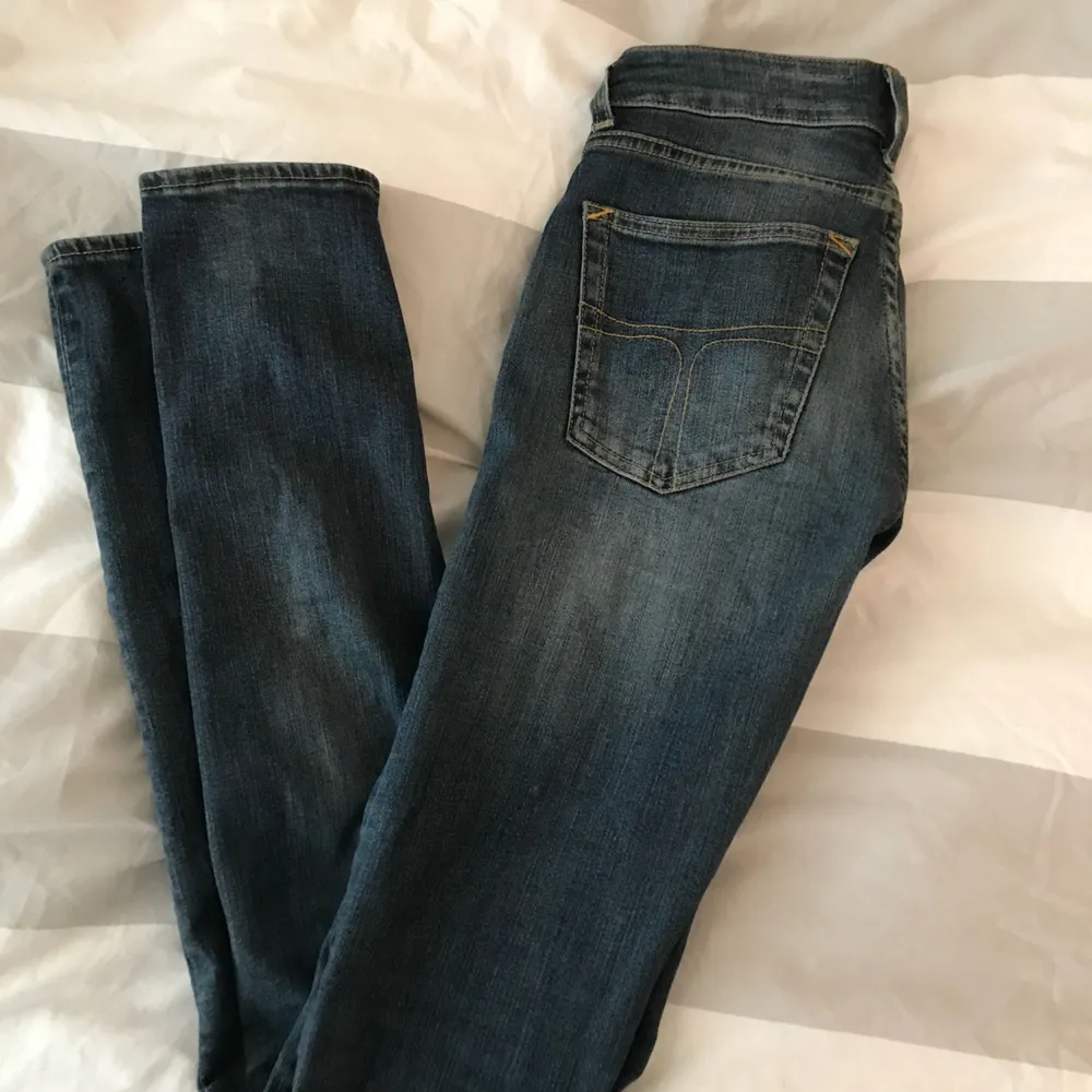 Ett par jeans i en superfin färg från tiger of sweden i storleken 24/32. Stretchiga i materialet. Säljs då jag tyvärr växt ur dem. Betalning sker via swish, köparen står för frakt👍🏼. Jeans & Byxor.