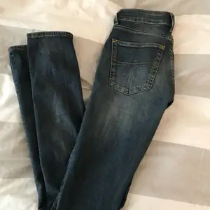 Ett par jeans i en superfin färg från tiger of sweden i storleken 24/32. Stretchiga i materialet. Säljs då jag tyvärr växt ur dem. Betalning sker via swish, köparen står för frakt👍🏼