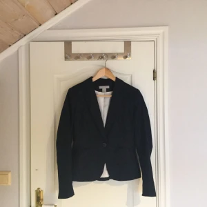  - Näst intill oanvänd mörkblå kavaj 