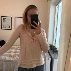  - Superfin blus i tröjmaterial från oddmolly. Tröjan är i storlek 0 vilket motsvarar XS men jag skulle säga att denna sitter som en S. Betalnings sker via swish, köparen står för frakten👍🏼 priset kan diskuteras 