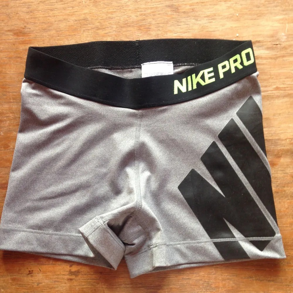 Oanvända träningsshorts från Nike, med märket på ena sidan av låret. . Shorts.