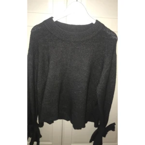  - Stickad grå tröja