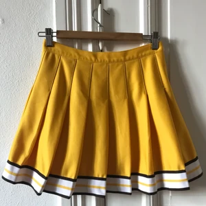 - Vintage cheerleadingkjol från USA i fin kvalité och tjockt tyg. Passar XS-S, midjemått är 66-70cm. Hämtas i Malmö eller skickas mot fraktkostnad ✨