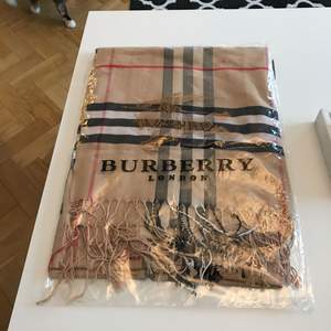 Burberry halsduk (KOPIA, ej äkta). Använd ett par gånger! Den är ca 170cm lång och 70cm bred. Frakten ingår i priset! Tar endast emot swish betalning!