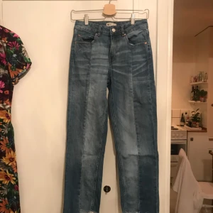  - Jeans från Gina Tricot, knappt använda. Passar 34/36. Möts upp i Sthlm eller skickar mot fraktkostnad. 