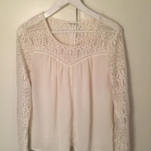  - Jätte snygg vit tröjä med spets. Har tagit bort storleklappan, men är cirka 36-38 / S/M