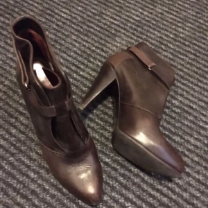  - Säljer min stövletter från WHYRED  Platå under tån Brunt skinn med fina detaljer Omsulade