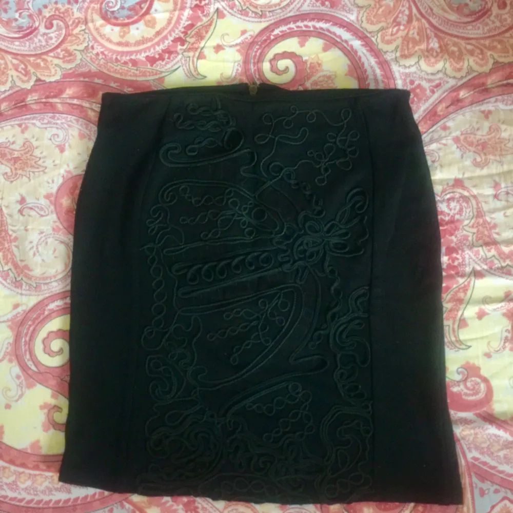 Tajt svart kjol i CS från Ginatricot. Köparen stor för frakten. . Kjolar.