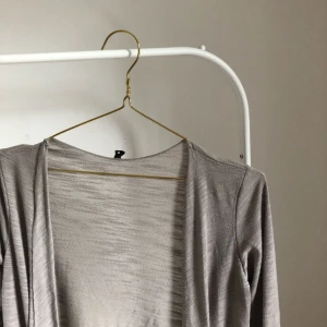  - Tunn lång kofta som är perfekt fall man bara vill ha något över sin t-shirt. 