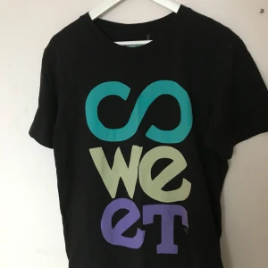  - snygg t-shirt från sweet skateboards. köpt på junkyard, använd men i fint skick.  kom med bud, paketpriser vid köp av flera plagg. köparen betalar frakt