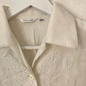  - Fin blus i skönt luftigt material med jättefina detaljer. Vintage. Märkt storlek 38/40 men fungerar även för mindre storlekar om man vill ha den litet oversize.