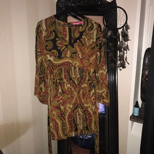  - Klänning från Indiska. Sitter åt i midjan, knyter även åt på baksidan. Från början en långklänning som jag senare sytt till en kort istället. 💃🏻