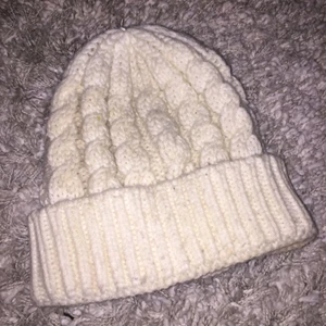  - Vit kabelstickad mössa!