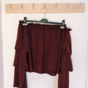  - Vinröd off-shoulder topp med volangarmar, aldrig använd ✨