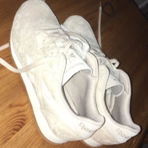  - Reebok Classic exotics i beige! Helt nya då lappen fortfarande är kvar, oanvända då jag köpte fel storlek till mig själv! Köpta för 800kr, möts upp i Stockholm eller så står köparen för frakten 