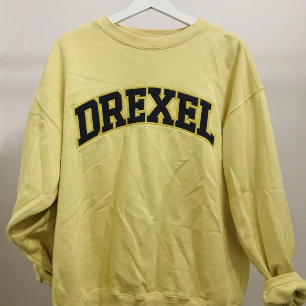 Oversize vintage sweatshirt. Den andra bilden beskriver färgen på tröjan bäst  Köparen betalar frakt . Hoodies.