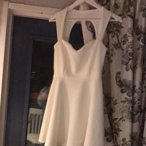  - Kort klänning från Nelly, perfekt till skolavslutning eller student! 