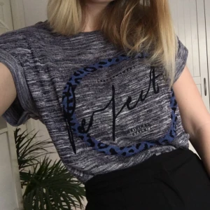  - Tisha i skönt material från River Island. Väldigt stor i storleken. Kan hämtas i Norrköping eller Katrineholm, annars betalar köparen frakt✨