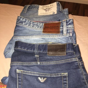  - Armani, hilfiger, replay jeans för män.  Storlekarna går från 38/36 i midja och 34/32 i längd 
