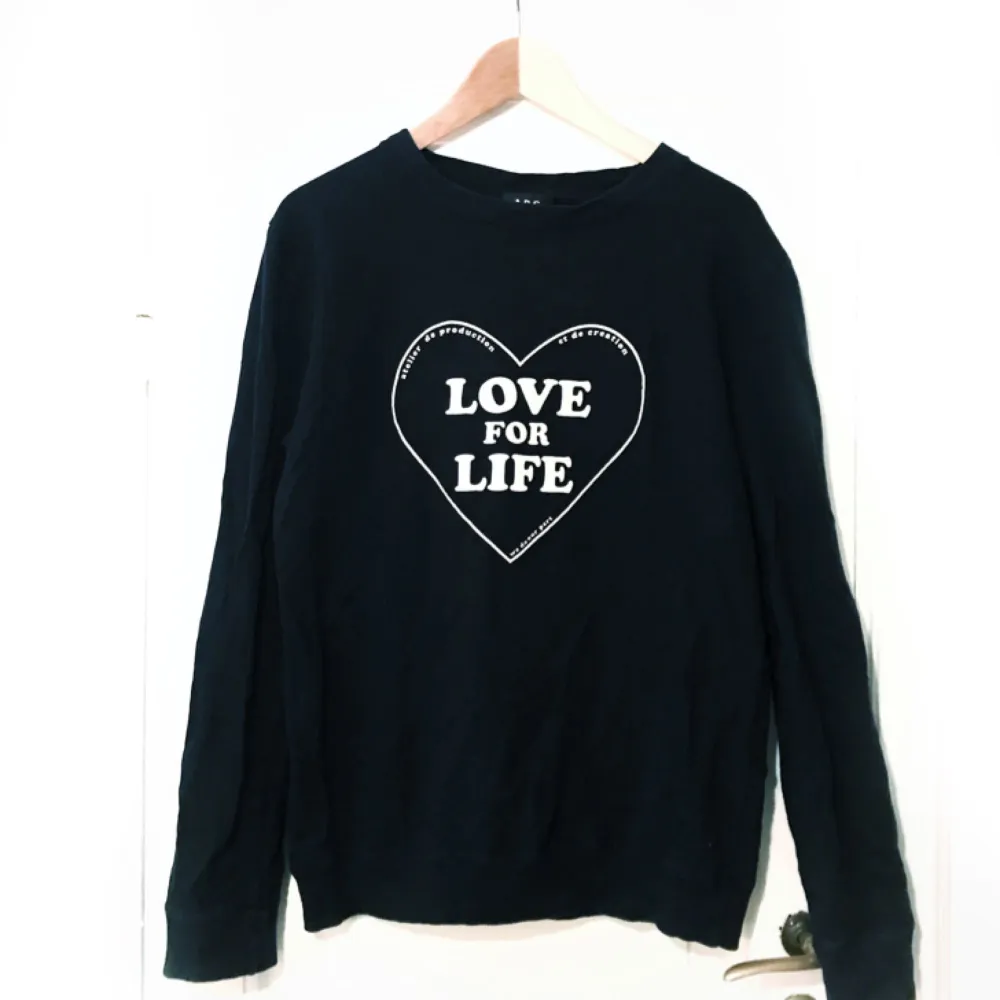 Sweatshirt i mörkblå bomull från A.P.C. med tryck ”Love for Life” . Hoodies.