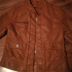  - Jätte fin skinnjacka knappt använd Enda är att flärpen man hänger i har lossnat Funkar lika bra att hänga på galge. Storlek 34