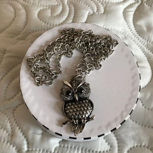  - Halsband med Uggla  berlock  skickar för 10kr 