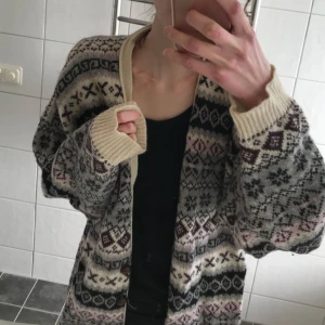  - Retro mönstrad cardigan.  Skickar gärna fler bilder! 😊