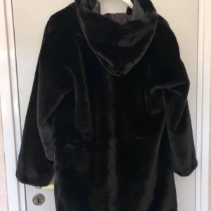  - En fin och mysig jacka med fuskpäls. Strl XS