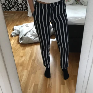  - Snygga randiga kostymbyxor/byxor. Nya, använda endast 1 gång. Köparen står för frakten.