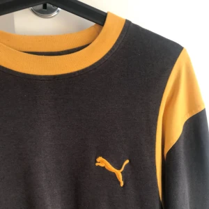  - Gul/svart puma tröja i bra skick. Köparen betalar frakten. 