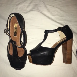 Tiamoskor  - Skor från Tiamo i storlek 39. Lite slitna på insidan av spännena men inget som syns. 