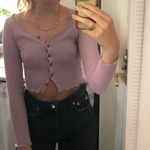Stickad kofta i lila - Säljer denna fina helt nya koftan och brukar ha S i storlek annars men XS sitter ändå fint.