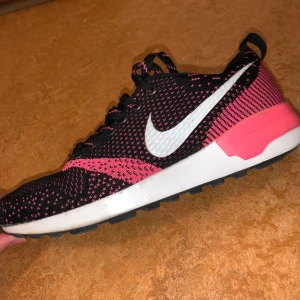 Helt nya nike skor - Säljer dessa jättefina nike skor eftersom de aldrig har kommit till användning. De är en jättefin blandning av färgen rosa, svart och vit, som passar med det flesta. Kan mötas upp i Stockholm eller skickas, men då står du såklart för frakten 🥰