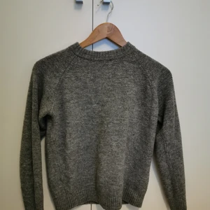 Stickad tröja från Lager157, XS - Säljer eftersom den bara hänger i garderoben, passar även S✨ Kan vara flexibel med pris. Frakt tillkommer. 