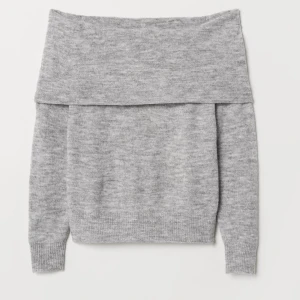 Off shoulder stickad tröja  - En grå off shoulder tröja från hm. Den är stickad och använd ett fåtal gånger. Säljer pga av liten storlek. Det är i storlek XS. Köparen står för frakten. 