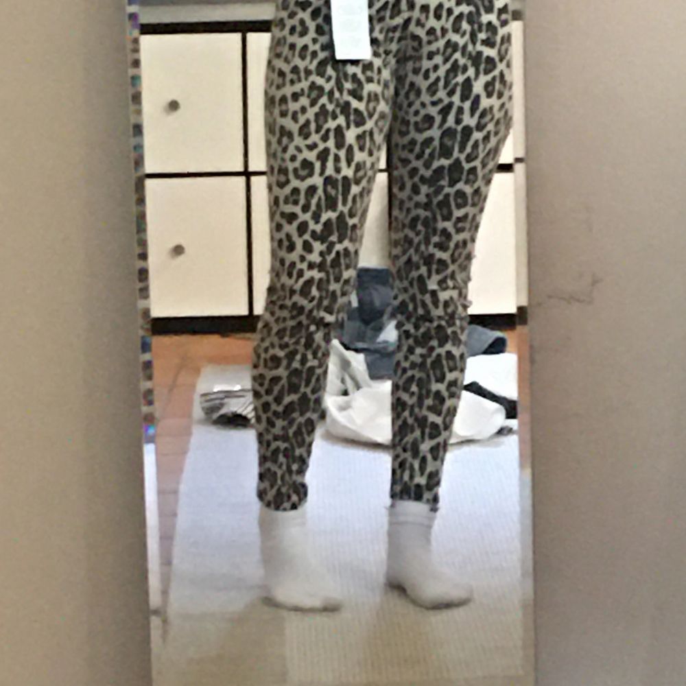 Superfina leopardmönstrade byxor i storlek xs 💕 aldrig använda.. Jeans & Byxor.