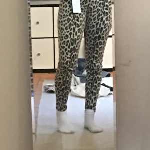 Jeans  - Superfina leopardmönstrade byxor i storlek xs 💕 aldrig använda.