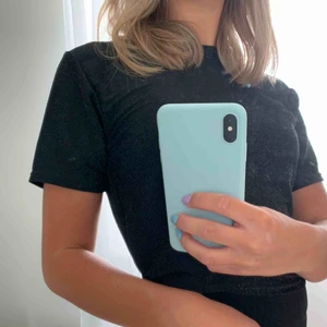  - Glittrigt t-shirt från Gina tricot som funkar lika bra till fest som till vardags!! Frakt tillkommer.