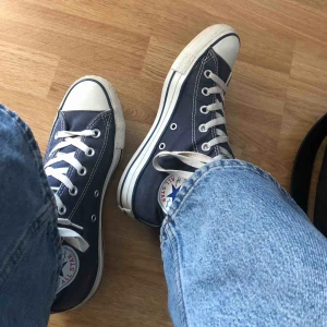  - Superfina och trendiga converse i en mörkblå färg!! Inte alls mycket använda💕💕