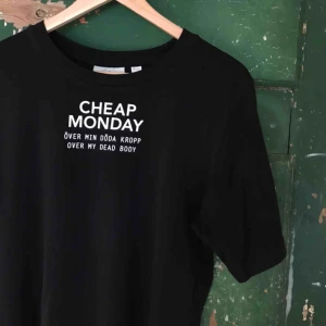  - Den perfekta svarta T-shirten med coolt tryck!!