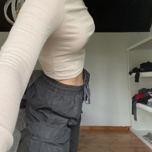 As balla byxor - Skit coola byxor som jag köpte i Tyskland för 200kr aldrig använda! Lite korta för mej då jag är 175cm. Går och knyta vid fötterna för att få dem lite pösiga! Skriv för fler bilder❤️