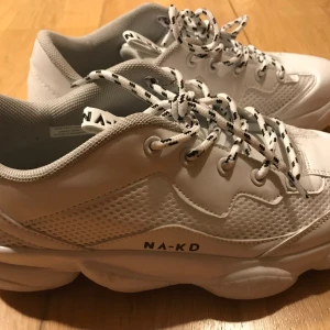 NA-KD platå  - Helt nya storlek 38 - aldrig använda. Nypris 450. Säljes för 300. 