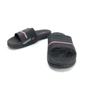 Badtofflor, strlk 39, svarta - Svarta badtofflor i strlk 39. Bra skick men lite smala i passformen så passade tyvärr inte mig:/  Innermått ca 24cm.