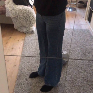  - Säljer dessa blåa wida jeans ifrån HM! Skönt material och i bra skick!!💕Jag är 170 lång! De i storlek 32 men passar även 34! Kan mötas upp i sthlm annars + 80 kr frakt❤️