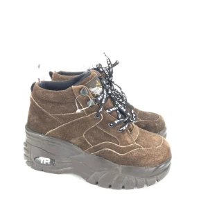 Ten points, strlk 39, skinn, brun - Skitsnygga bruna skor i skinn av märket Ten Points. Mycket bra skick och endast använda en gång:) Passade tyvärr inte mig eftersom de va ganska smala i passformen, så skulle snarare säga att de är 38:or storleksmässigt. Innermått ca 24,5cm. Klack ca 7cm.