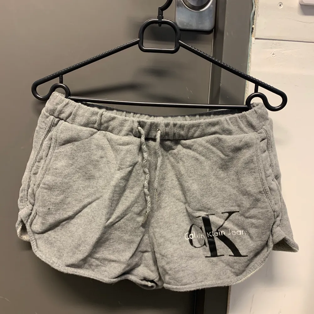 Ett par mjukisshorts från Calvin Klein . Shorts.