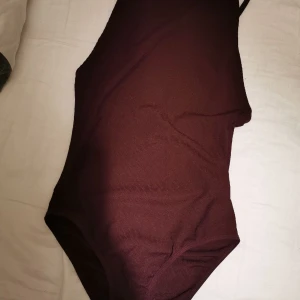 Vinröd body  - Body från bikbok i storlek S. Vinröd färg. Öppen i ryggen 