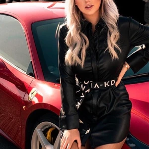 Skinnklänning - Skinnklänning från Linnxnakd i storlek 40. Den är använd cirka 3 gånger och har enbart en defekt och det ser man på andra bilden! Önskas fler bilder är det bara skriva!